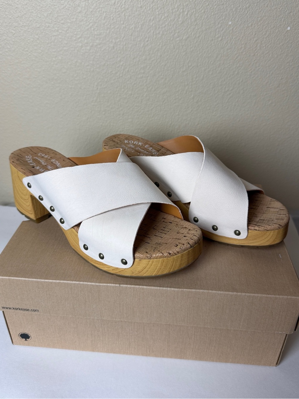 Kork-Ease White Leather Crossband Clog Sandals - Size 9
